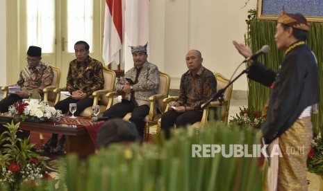 Presiden Joko Widodo (kedua kiri) bersama Menteri Pendidikan dan Kebudayaan Muhadjir Effendy (kiri), Menteri Pariwisata Arief Yahya (tengah) dan Kepala Staf Presiden Teten Masduki (kedua kanan) menyimak dialog dan masukan raja dan sultan se-Indonesia di Istana Bogor, Jawa Barat, Kamis (4/1).