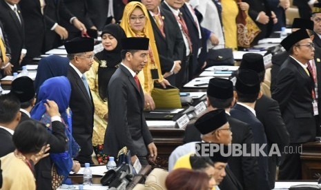 Presiden Joko Widodo (kedua kiri) bersama Wakil Presiden Jusuf Kalla (kiri) berjalan saat akan mengikuti pelantikan anggota Dewan Perwakilan Rakyat (DPR) periode 2019-2024 di Ruang Rapat Paripurna, Kompleks Parlemen, Senayan, Jakarta, Selasa (1/10/2019).