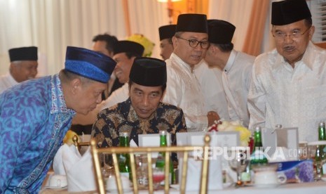 Presiden Joko Widodo (kedua kiri) bersama Wapres Jusuf Kalla (kanan), Ketua DPR Bambang Soesatyo (kiri) dan Ketua MPR Zulkifli Hasan (kedua kanan) menghadiri buka puasa bersama dengan pimpinan DPR di Rumah Dinas Ketua DPR Widya Candra, Jakarta, Senin (28/5).