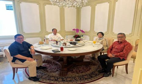 Presiden Joko Widodo (kedua kiri) bertemu dengan Megawati Soekarnoputri (kedua kanan) didampingi Hasto Kristiyanto (kanan) dan Pramono Anung di Istana Negara, Sabtu (18/3/2023).