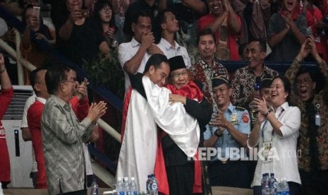 Presiden Joko Widodo (kedua kiri) dan Ketua Umum Pengurus Besar Ikatan Pencak Silat Indonesia (IPSI) Prabowo Subianto (kedua kanan) berpelukan disela menyaksikan Pencak Silat Asian Games 2018 (ilustrasi)