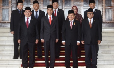 Presiden Joko Widodo (kedua kiri) dan Wakil Presiden Jusuf Kalla (kedua kanan) berfoto bersama pimpinan DPR dan DPD saat menghadiri pembukaan Sidang Paripurna DPR Tahun 2017 di Kompleks Parlemen, Senayan, Jakarta, Rabu (16/8).