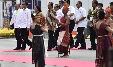 Presiden Joko Widodo (kedua kiri) didampingi Bupati Tapanuli Utara Nixon Nababan (kiri), Menteri BUMN Rini Sumarno (ketiga kiri), Menteri Perhubungan Budi Karya Sumadi (tengah), Menko bidang Kemaritiman Luhut Panjaitan (kelima kanan), Menteri Pariwisata Arief Yahya (keempat kanan), Dirut Angkasa Pura II Muhammad Awaluddin (kedua kanan), dan Gubernur Sumatera Utara Tengku Erry Nuradi (keenam kanan) meninjau fasilitas Terminal Bandara Internasional Silangit di Siborong-Borong, Tapanuli Utara, Sumatera Utara, Jumat (24/11). 