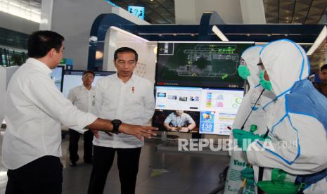 Presiden Joko Widodo (kedua kiri) didampingi Dirjen Perhubungan Udara Novie Riyanto (ketiga kiri) mendapat penjelasan dari Presiden Direktur PT. Angkasa Pura II Muhammad Awaluddin (kiri) mengenai penegahan dan pencegahan penyebaran COVID-19 saat melakukan peninjauan kesiapan Bandara dalam menghadapi COVID-19 di Terminal 3 Bandara Soekarno Hatta, Tangerang, Banten, Jumat (13/3/2020).(Antara/Muhammad Iqbal)