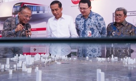 Presiden Joko Widodo (kedua kiri) didampingi Gubernur DKI Jakarta Basuki Tjahaja Purnama (kedua kanan) dan Gubernur Jawa Barat Ahmad Heryawan (kanan) mendengarkan penjelasan maket proyek pembangunan Light Rail Transit (LRT) dari Direktur Utama Adhi Karya K