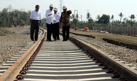 Presiden Joko Widodo (kedua kiri) didampingi Gubernur Sulawesi Selatan Syahrul Yasin Limpo (kanan), Dirjen Perkeretapian Kementrian Perhubungan Hermanto Dwiatmoko (kedua kanan), meninjau pembangunan jalur kereta api Trans Sulawesi di Desa Telumpanua, Kecam