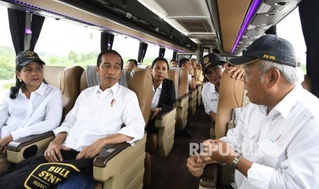 Presiden Joko Widodo (kedua kiri) didampingi Ibu Negara Iriana Joko Widodo (kiri) berbincang dengan Menteri PUPR Basuki Hadimuljono (kanan), Seskab Pramono Anung (kedua kanan) dan Menteri BUMN Rini Soemarno (ketiga kiri) di dalam bus saat perjalanan meninjau ruas Tol Trans Jawa di Jawa Tengah, Kamis (20/12/2018). 