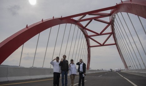 Presiden Joko Widodo (kedua kiri) didampingi Ibu Negara Iriana Joko Widodo (kedua kanan), Menteri BUMN Rini Soemarno (kanan) dan Menteri PUPR Basuki Hadimuljono (kiri) berfoto bersama usai meresmikan pengoperasian tujuh ruas jalan tol Trans Jawa di Jembatan Kalikuto, Kendal, Jawa Tengah, Kamis (20/12/2018). 