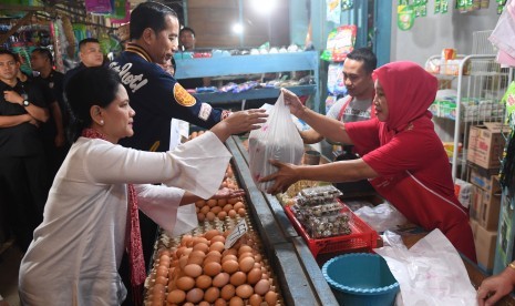 Presiden Joko Widodo (kedua kiri) didampingi Ibu Negara Iriana Joko Widodo (kiri) berbelanja di pasar tradisional. ilustrasi