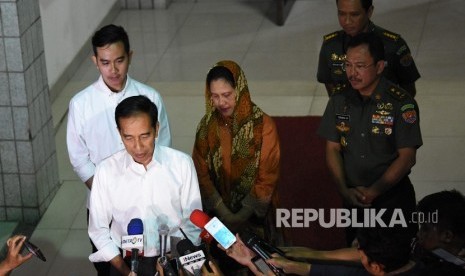 Presiden Joko Widodo (kedua kiri) didampingi Ibu Negara Iriana (ketiga kiri) dan putra Gibran Rakabuming (kiri) memberi keterangan pers di Rumah Sakit Pusat Angkatan Darat (RSPAD) Gatot Soebroto, Jakarta, Rabu (11/09/2019).