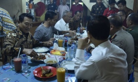 Presiden Joko Widodo (kedua kiri) didampingi Kepala Staf Presiden Moeldoko (kiri), Menteri Pekerjaan Umum dan Perumahan Rakyat Basuki Hadimuljono (ketiga kiri) dan Menteri Perhubungan Budi Karya Sumadi makan malam di Sate Kambing Haji Mamat, Sukabumi, Jawa Barat, Sabtu (7/4) malam. (Ilustrasi)