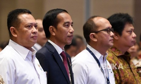 Presiden Joko Widodo (kedua kiri) didampingi Ketua DPR Bambang Soesatyo (kiri), Menteri Perindustrian Airlangga Hartarto (kanan)