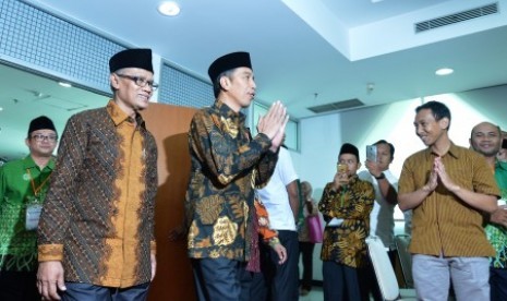 Presiden Joko Widodo (kedua kiri) didampingi Ketua Umum PP Muhammadiyah Haedar Nasir menghadiri penutupan Pengkajian Ramadan 1439 H yang diselenggarakan oleh PP Muhammadiyah di Kampus Universitas Muhammadiyah Prof Dr Hamka, Ciracas, Jakarta, Selasa (29/5). Kegiatan yang diikuti sekitar seribu peserta tersebut mengangkat tema Keadaban Digital: Dakwah Pencerahan Zaman Milenial. 