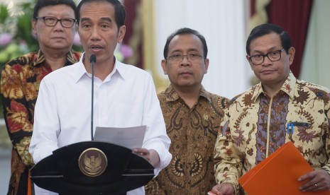 Presiden Joko Widodo (kedua kiri) didampingi Mendagri Tjahjo Kumolo (kiri), Mensesneg Pratikno (kedua kanan) dan Seskab Pramono Anung (kanan) memberikan keterangan pers di Istana Merdeka, Jakarta, Senin (13/6). 