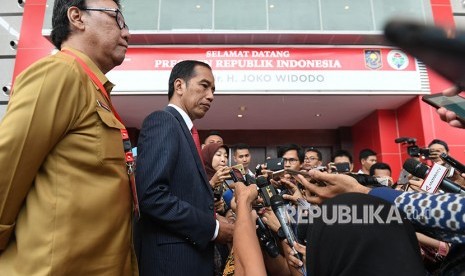 Presiden Joko Widodo (kedua kiri) didampingi Mendagri Tjahjo Kumolo (kiri) menyampaikan tanggapan terkait teror bom di Polrestabes Surabaya di Jakarta, beberapa hari lalu.