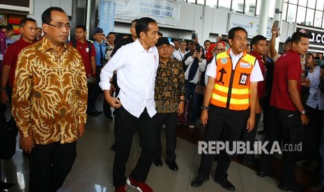 Presiden Joko Widodo (kedua kiri) didampingi Menhub Budi Karya Sumadi (kiri) dan Direktur Utama PT. Angkasa Pura II Muhammad Awaluddin (kedua kanan) meninjau arus balik Lebaran 2018 di Terminal 1 C Bandara Soekarno Hatta, Tangerang, Banten, Kamis (21/6).