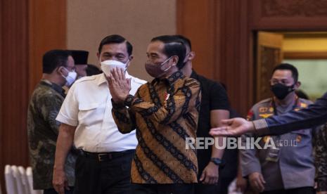 Presiden Joko Widodo (kedua kiri) didampingi Menko Kemaritiman dan Investasi Luhut Binsar Pandjaitan (kiri) tiba untuk menyampaikan pengarahan dan evaluasi Aksi Afirmasi Gerakan Nasional Bangga Buatan Indonesia di Jakarta Convention Center, Jakarta, Selasa (24/5/2022). 