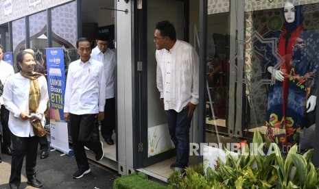 Presiden Joko Widodo (kedua kiri) didampingi Menteri BUMN Rini Soemarno (kanan) dan Menteri Agama Lukman Hakim Saifuddin meninjau gerai Halal Park di kawasan Stadion Utama Gelora Bung Karno, Jakarta, Selasa (16/4/2019). 