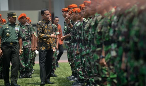 Presiden Joko Widodo (kedua kiri) didampingi Panglima TNI Jenderal TNI Gatot Nurmantyo (kiri) berjabat tangan dengan Prajurit TNI seusai memberikan arahan terkait pengamanan demonstrasi 4 November, di Jakarta, Senin (7/11).