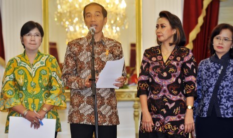 Presiden Joko Widodo (kedua kiri) didampingi Panitia seleksi calon pimpinan KPK yang diketuai Destry Damayanti (kiri) dengan Juru Bicara Betti S Alisjabana (kanan) mengumumkan delapan nama hasil seleksi di Istana Merdeka, Jakarta, Selasa (14/7).