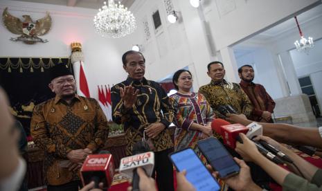 Presiden Joko Widodo (kedua kiri) didampingi para pimpinan lembaga tinggi negara Ketua DPD La Nyalla Mattalitti (kiri), Ketua DPR Puan Maharani (tengah), Ketua MPR Bambang Soesatyo (kedua kanan) dan Ketua MK Anwar Usman memberikan keterangan pers seusai pertemuan di Istana Negara, Jakarta, Jumat (12/8/2022).