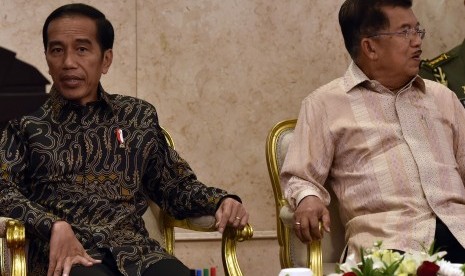 Presiden Joko Widodo (kedua kiri) didampingi Wakil Presiden Jusuf Kalla (kedua kanan) bersiap memimpin sidang kabinet paripurna di Istana Negara, Jakarta, Rabu (2/11).