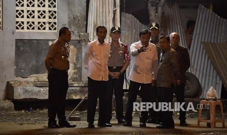 Presiden Joko Widodo (kedua kiri) didampingi Wakil Presiden Jusuf Kalla (kedua kanan), Kepala BIN Jenderal Pol Budi Gunawan (keempat kanan), Wakapolri Komjen Pol Syafruddin (kiri), Kepala Staf Presiden Teten Masduki (kanan) dan Kapolda Metro Jaya  Irjen Pol M Iriawan (ketiga kiri) meninjau lokasi ledakan bom di Terminal Kampung Melayu, Jakarta, Kamis (25/5).