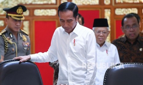 Presiden Joko Widodo (kedua kiri) didampingi Wakil Presiden Ma'ruf Amin (kedua kanan) bersiap memimpin rapat kabinet terbatas di Kantor Presiden, Jakarta, Rabu (30/10/2019).