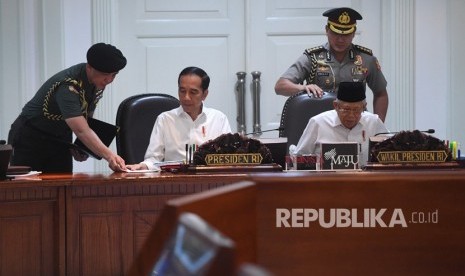 Presiden Joko Widodo (kedua kiri) didampingi Wakil Presiden Ma