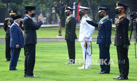 Presiden Joko Widodo (kedua kiri) didampingi Wakil Presiden Ma'ruf Amin saat melantik perwira remaja.