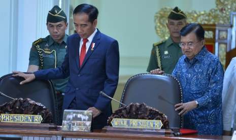 Presiden Joko Widodo (kedua kiri) didampingi Wapres Jusuf Kalla bersiap memimpin rapat terbatas penanganan bencana alam NTB di Kantor Presiden, Jakarta, Jumat (10/8). 