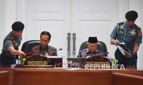 Presiden Joko Widodo (kedua kiri) didampingi Wapres Ma