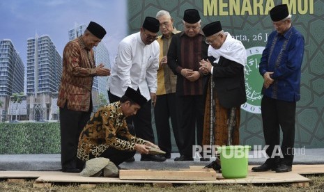 Presiden Joko Widodo (kedua kiri) disaksikan Ketua Umum Majelis Ulama Indonesia (MUI) Maruf Amin (kedua kanan), Wakil Presiden keenam Try Sutrisno (tengah), Ketua Dewan Pertimbangan MUI Din Syamsuddin (ketiga kanan), Sekretaris MUI Anwar Abbas (kanan), Ketua MUI bidang Pendidikan dan Kaderisasi Abdullah Jaidi (kiri) dan Ketua MUI bidang Pemberdayaan Ekonomi Umat Lukmanul Hakim (ketiga kiri) meletakkan batu pertama proyek pembangunan Menara MUI di Bambu Apus, Jakarta, Kamis (26/7).