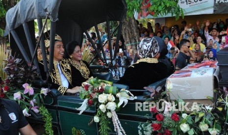 President Joko Widodo (second left) and First Lady Iriana Joko Widodo (second right) attends the fifth ASEAN Keraton and Customary Community Festival (FKMA), in Sumenep, East Java, Sunday (Oct 28).