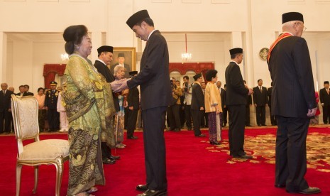 Presiden Joko Widodo (kedua kiri) memberi bintang kehormatan kepada Toeti Heraty Noerhadi Roosseno (kiri) dan tujuh penerima bintang kehormatan lainnya dalam pemberian bintang kehormatan di Istana Negara, Jakarta, Selasa (15/8). 