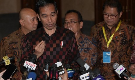 Presiden Joko Widodo (kedua kiri)  memberikan keterangan pers usai menghadiri seremoni penghargaan the 2017 UNESCO/Guillermo Cano World Press Freedom Prize dalam World Press Freedom Day (WPFD) 2017 di Jakarta Convention Center, Jakarta, Rabu (3/5).