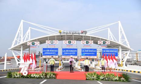 Presiden Joko Widodo (kedua kiri) memberikan pidato saat peresmian salah satu segmen dari proyek enam ruas jalan tol dalam kota Jakarta, yakni Kelapa Gading - Pulo Gebang di Jakarta, Senin (23/8/2021). 