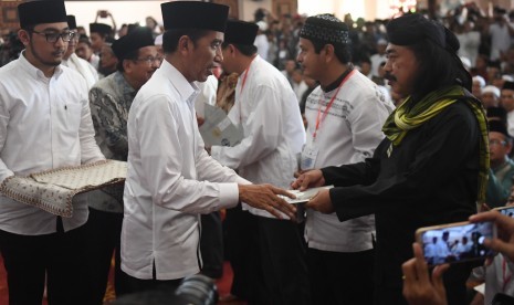 Jokowi Bagi Sertifikat Wakaf: Presiden Joko Widodo (kedua kiri) memberikan sertifikat tanah wakaf kepada warga di Masjid Raya Bani Umar, Tangerang Selatan, Jumat (22/2/2019).