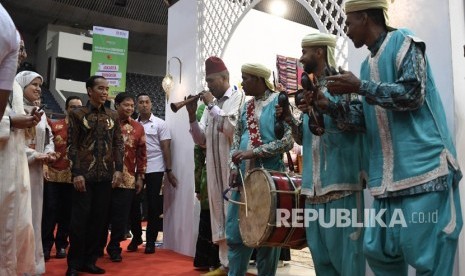 Presiden Joko Widodo (kedua kiri) meninjau pameran International Handicraft Trade Fair (Inacraft) 2019 di Jakarta, Rabu (24/4/2019). Itu adalah INACRAFT terakhir yang digelar sebelum pandemi membuat vakum kegiatan rutin tahun itu di 2020 dan 2021. 