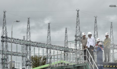 Presiden Joko Widodo (kedua kiri) meninjau Pembangkit Listrik Tenaga Panas Bumi Unit 5 & 6 PT Pertamina Geothermal Energy Lahendong disela-sela peresmian di Tompaso, Kabupaten Minahasa, Sulawesi Utara, Selasa (27/12). 