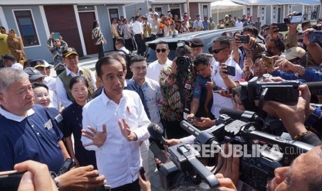 Presiden Joko Widodo (kedua kiri) menjawab pertanyaan wartawan usai meninjau pembangunan hunian tetap bagi korban bencana gempa, tsunami dan likuefaksi yang dibangun di Kelurahan Tondo, Palu, Sulawesi Tengah, Selasa (29/10/2019).