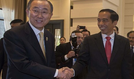 Presiden Joko Widodo (kanan) menyambut kedatangan Sekjen PBB Ban Ki-moon (kiri) untuk melakukan pertemuan bilateral di sela-sela KTT ASEAN ke-25 di kota Nay Pyi Taw, Myanmar, Kamis (13/11). 