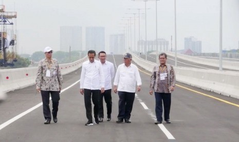 Presiden Joko Widodo (Kedua Kiri) saat mengunjungi pembangunan jalan tol Jakarta-Cikampek II, Kamis (12/12).