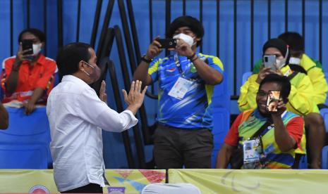 Presiden Joko Widodo (kedua kiri) tiba untuk menyaksikan pertandingan final Judo Peparnas Papua di GOR Trikora, Kota Jayapura, Papua, Sabtu (13/11/2021).