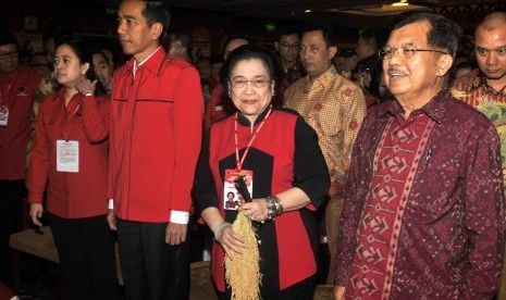 Presiden Joko Widodo (kedua kiri), Wapres Jusuf Kalla (kanan), Ketua Umum PDI Perjuangan Megawati Soekarnoputri (ketiga kiri) dan Menko PMK Puan Maharani (kiri) menghadiri acara pembukaan Kongres IV PDI Perjuangan di Hotel Inna Grand Bali Beach, Bali, Kami