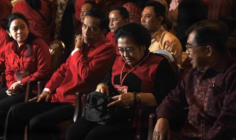 Presiden Joko Widodo (kedua kiri), Wapres Jusuf Kalla (kanan), Ketua Umum PDI Perjuangan Megawati Soekarnoputri (kedua kanan) dan Menteri PMK Puan Maharani (kiri) menghadiri acara pembukaan Kongres IV PDI Perjuangan di Hotel Inna Grand Bali Beach, Sanur, B