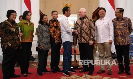 Presiden Joko Widodo (keempat kanan) berjabat tangan dengan CEO Freeport McMoRan Richard Adkerson (ketiga kanan) disaksikan (kiri ke kanan) Menteri Lingkungan Hidup dan Kehutanan Siti Nurbaya Bakar, Menteri Keuangan Sri Mulyani, Menteri BUMN Rini Soemarno, Menteri ESDM Ignasius Jonan, Direktur Utama PT Indonesia Asahan Alumunium (Inalum) Budi Gunadi Sadikin dan Jaksa Agung M Prasetyo seusai memberikan keterangan terkait pelunasan divestasi PT Freeport Indonesia di Istana Merdeka, Jakarta, Jumat (21/12/2018). 