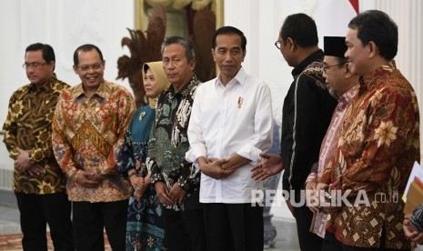 Presiden Joko Widodo (keempat kanan) bersama Ketua Badan Pemeriksa Keuangan Moermahadi Soerja Djanegara (keempat kiri) dan anggota BPK usai menyampaikan Ikhtisar Hasil Pemeriksaan Semester (IHSP) I Tahun 2019 dan Laporan Hasil Pemeriksaan (LHP) Periode Semester I Tahun 2019 di Istana Merdeka, Jakarta, Kamis (19/9/2019). 