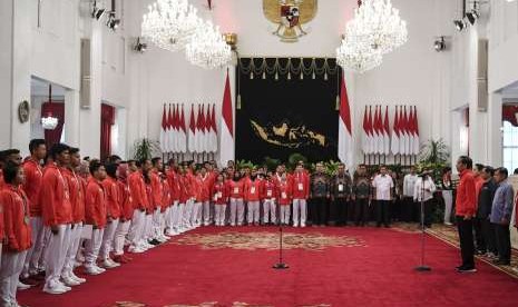 Presiden Joko Widodo (keempat kanan) didampingi Wakil Presiden Jusuf Kalla (kanan), Sekretaris Kabinet Pramono Anung (kedua kanan) dan Ketua Inasgoc Erick Thohir (ketiga kanan) memberikan sambutaan saat pemberian bonus kepada atlet peraih medali di Istana Negara, Jakarta, Minggu (2/9).