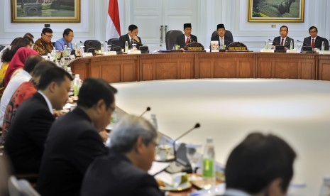 Presiden Joko Widodo (keempat kanan) didampingi Wapres Jusuf Kalla (ketiga kanan) memimpin Sidang Kabinet Paripurna di Kantor Presiden